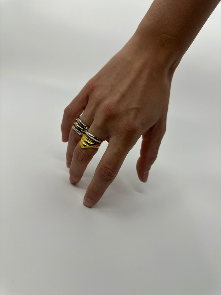 Wave triple ring