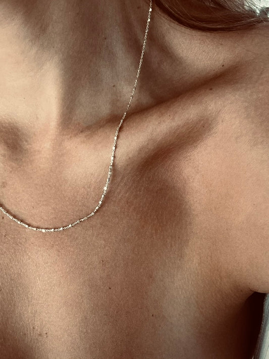 Minimalist diamond-finished chain